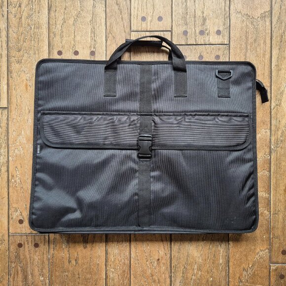 Art portfolio bag, 20" x 26" x 4" with adjustable shoulder strap, black - Picture 1 of 7